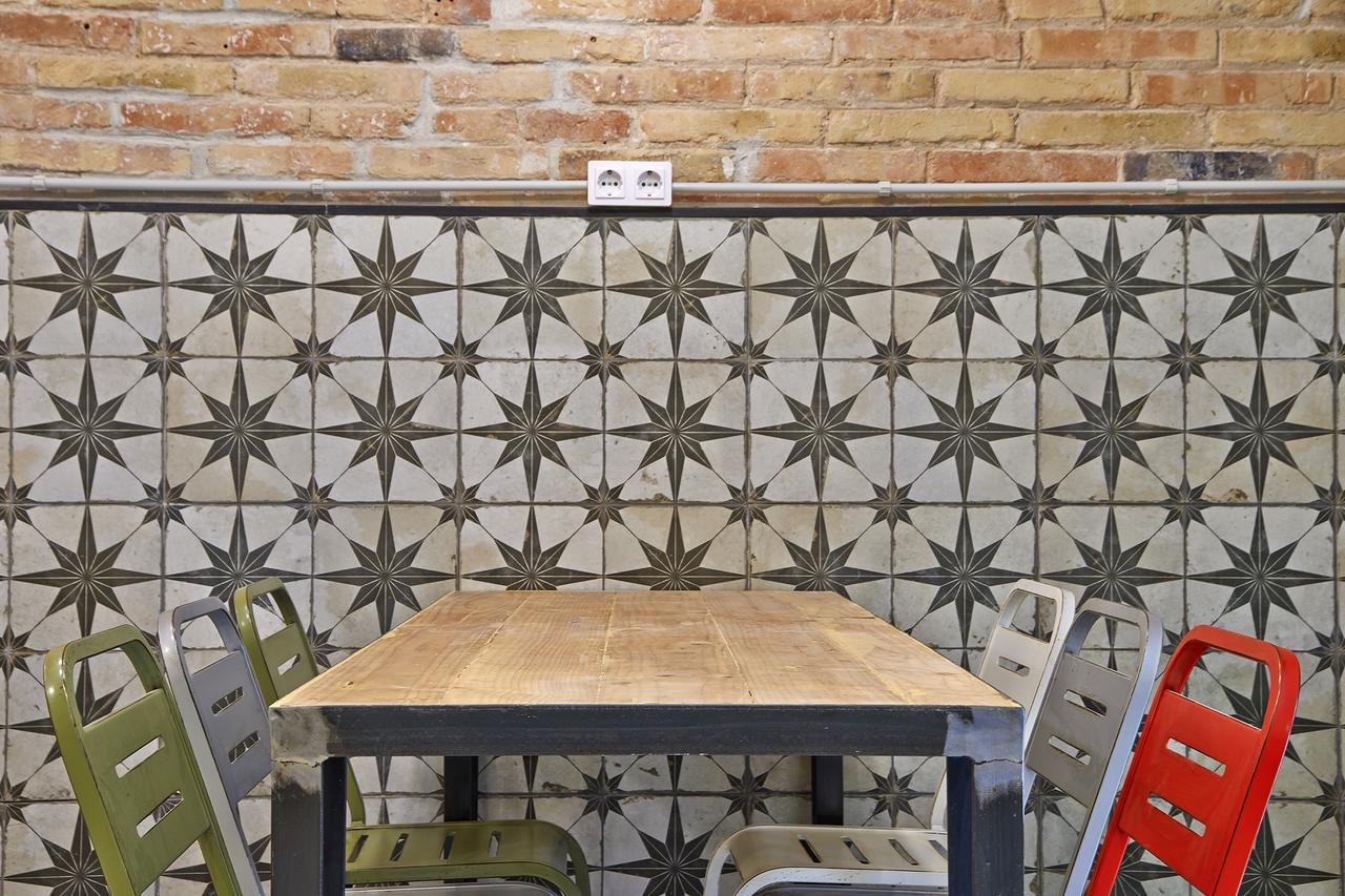 Hola Hostal Collblanc L'Hospitalet de Llobregat Luaran gambar